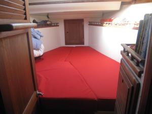 Columbia 45 V-berth