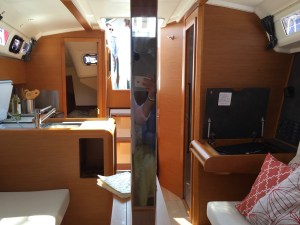 Jeanneau Sun Odyssey 349 Main Salon, Mast Compression Post